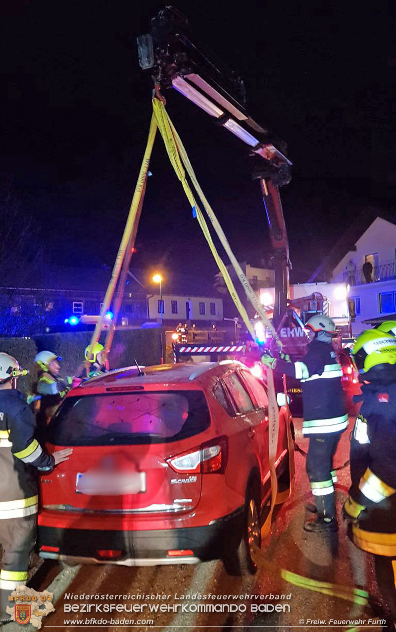 20191208 PKW Lenkerin stürzt mit Fahrzeug in Maierhof ins Bachbett Foto: © Freiwillige Feuerwehr Furth/Triesting 20191208 PKW Lenkerin stürzt mit Fahrzeug in Maierhof ins Bachbett Foto: © Freiwillige Feuerwehr Furth/Triesting
