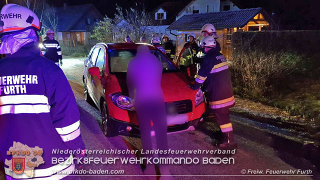 20191208 PKW Lenkerin stürzt mit Fahrzeug in Maierhof ins Bachbett Foto: © Freiwillige Feuerwehr Furth/Triesting 20191208 PKW Lenkerin stürzt mit Fahrzeug in Maierhof ins Bachbett Foto: © Freiwillige Feuerwehr Furth/Triesting