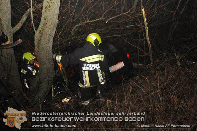 20191219 Junge Fahrzeuglenkerin verunfallte am Kremesberg Foto: © ASB Markus Hackl FF Pottenstein 20191219 Junge Fahrzeuglenkerin verunfallte am Kremesberg Foto: © ASB Markus Hackl FF Pottenstein