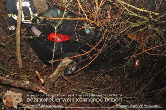 20191219 Junge Fahrzeuglenkerin verunfallte am Kremesberg Foto: © ASB Markus Hackl FF Pottenstein 20191219 Junge Fahrzeuglenkerin verunfallte am Kremesberg Foto: © ASB Markus Hackl FF Pottenstein