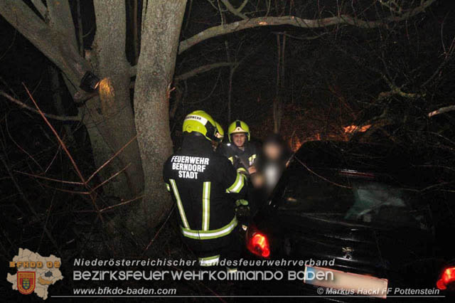 20191219 Junge Fahrzeuglenkerin verunfallte am Kremesberg Foto: © ASB Markus Hackl FF Pottenstein 20191219 Junge Fahrzeuglenkerin verunfallte am Kremesberg Foto: © ASB Markus Hackl FF Pottenstein