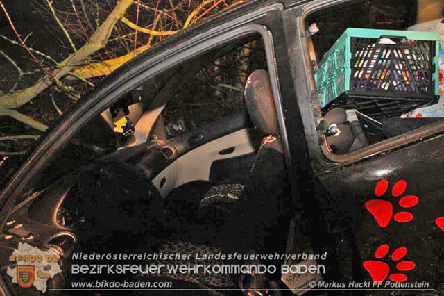 20191219 Junge Fahrzeuglenkerin verunfallte am Kremesberg Foto: © ASB Markus Hackl FF Pottenstein 20191219 Junge Fahrzeuglenkerin verunfallte am Kremesberg Foto: © ASB Markus Hackl FF Pottenstein