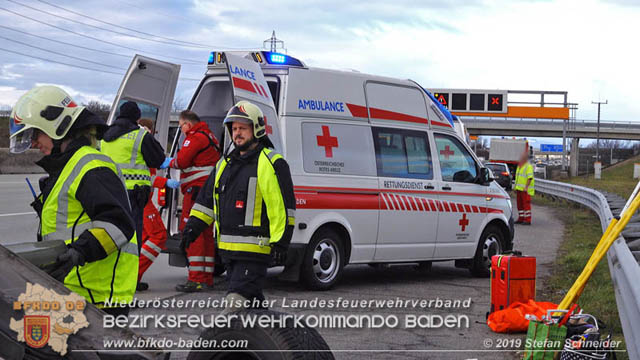 20191225 Verkehrsunfall auf der A2 zwischen Knoten Guntramsdorf und Ausfahrt IZ NÖ Süd  Foto: © Stefan Schneider