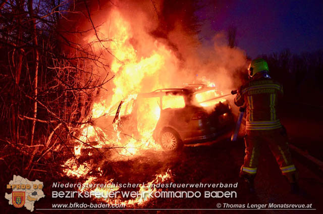 20200101 Fahrzeugbrand nach Verkehrsunfall auf der LB210 bei Ebreichsdorf Foto: © Thomas Lenger Monatsrevue.at 20200101 Fahrzeugbrand nach Verkehrsunfall auf der LB210 bei Ebreichsdorf Foto: © Thomas Lenger Monatsrevue.at