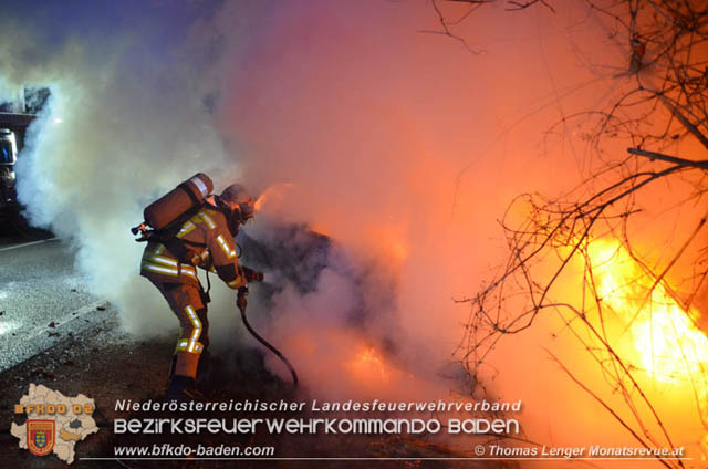 20200101 Fahrzeugbrand nach Verkehrsunfall auf der LB210 bei Ebreichsdorf Foto: © Thomas Lenger Monatsrevue.at 20200101 Fahrzeugbrand nach Verkehrsunfall auf der LB210 bei Ebreichsdorf Foto: © Thomas Lenger Monatsrevue.at