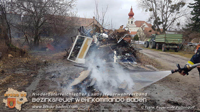 20200204 Strumtief "Petra" - Illegales Verbrennen von Sperrmuell in Pottendorf  Foto: FF Pottendorf