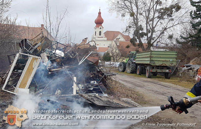 20200204 Strumtief "Petra" - Illegales Verbrennen von Sperrmuell in Pottendorf  Foto: FF Pottendorf