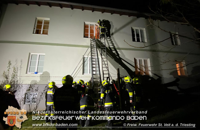 20200311 Tueroeffnung nach Unfall in Wohnung in St.Veit a.d. Triesting   Foto: © Max Weibauer FF St.Veit