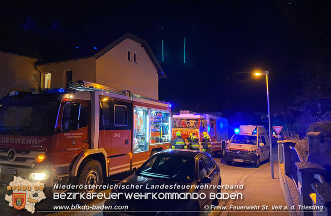 20200311 Tueroeffnung nach Unfall in Wohnung in St.Veit a.d. Triesting   Foto: © Max Weibauer FF St.Veit