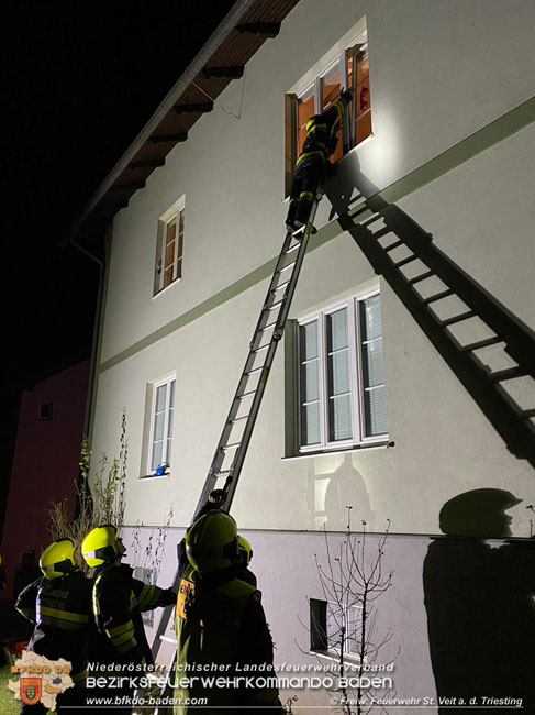 20200311 Tueroeffnung nach Unfall in Wohnung in St.Veit a.d. Triesting   Foto: © Max Weibauer FF St.Veit