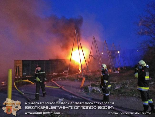 20200417 4-stündiger Löscheinsatz auf einem Wienersdorfer Firmengelände  Foto: © Freiwillige Feuerwehr Wienersdorf
