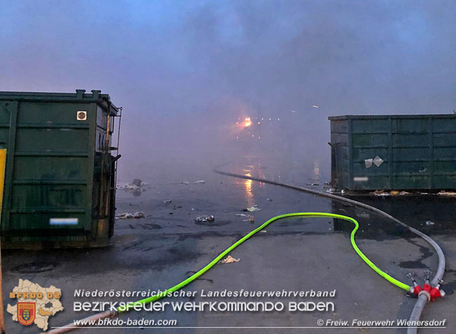 20200417 4-stündiger Löscheinsatz auf einem Wienersdorfer Firmengelände  Foto: © Freiwillige Feuerwehr Wienersdorf