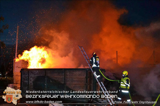 20200417 4-stündiger Löscheinsatz auf einem Wienersdorfer Firmengelände  Foto: © Freiwillige Feuerwehr Oeynhausen