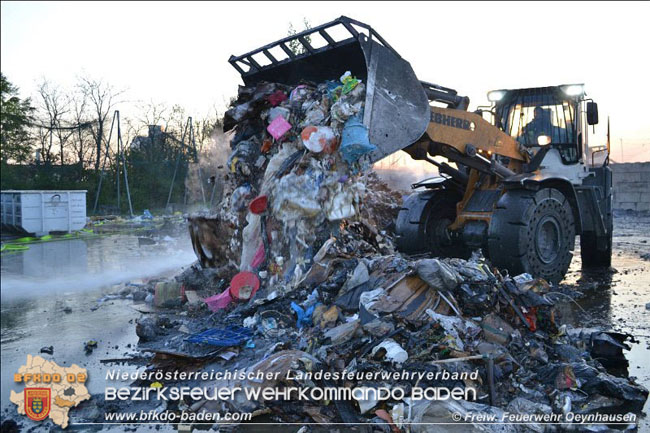 20200417 4-stündiger Löscheinsatz auf einem Wienersdorfer Firmengelände  Foto: © Freiwillige Feuerwehr Oeynhausen