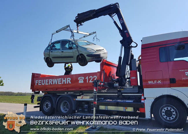 20200422 Verkehrsunfall auf L157 zwischen Pottendorf und Tattendorf  Foto: © Freiwillige Feuerwehr Pottendorf 
