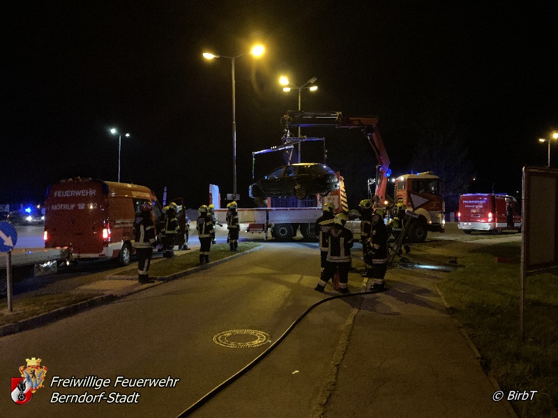20200516 Nächtlicher Verkehrsunfall auf der LB18 in Berndorf  Foto: © Freiwillige Feuerwehr Berndorf-Stadt / Birbamer T.