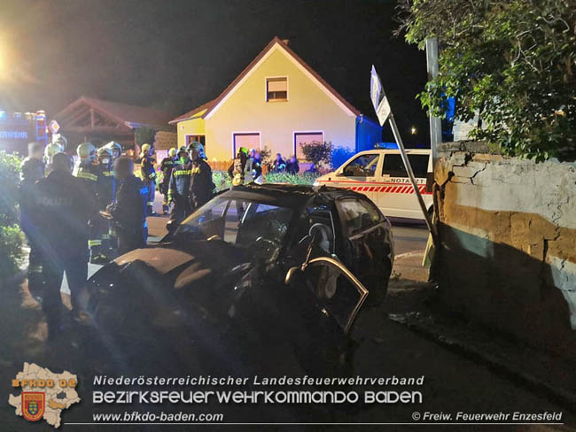 20200521 Verkehrsunfall mit Menschenrettung im Ortsgebiet von Enzesfeld-Lindabrunn  Foto: © Freiwillige Feuerwehr Enzesfeld