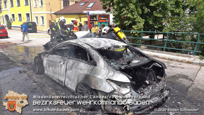 20200522 Luxus Fahrzeug steht im Stadtzentrum Traiskirchen in Vollbrand  Foto: © Stefan Schneider