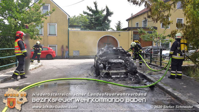 20200522 Luxus Fahrzeug steht im Stadtzentrum Traiskirchen in Vollbrand  Foto: © Stefan Schneider