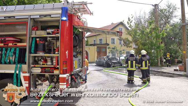 20200522 Luxus Fahrzeug steht im Stadtzentrum Traiskirchen in Vollbrand  Foto: © Stefan Schneider