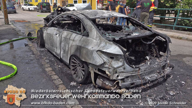 20200522 Luxus Fahrzeug steht im Stadtzentrum Traiskirchen in Vollbrand  Foto: © Stefan Schneider