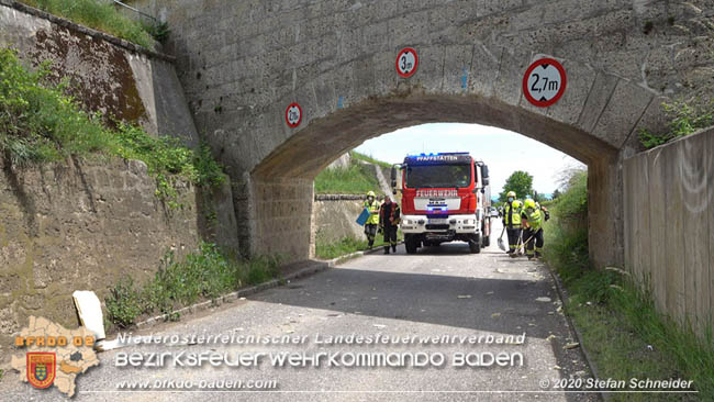 20200604 Klein Lkw prallt gegen Wasserleitung-Unterführung in Pfaffstätten  Foto: © Stefan Schneider BFK Baden