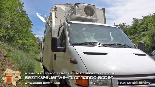 20200604 Klein Lkw prallt gegen Wasserleitung-Unterführung in Pfaffstätten  Foto: © Stefan Schneider BFK Baden