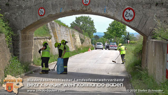 20200604 Klein Lkw prallt gegen Wasserleitung-Unterführung in Pfaffstätten  Foto: © Stefan Schneider BFK Baden