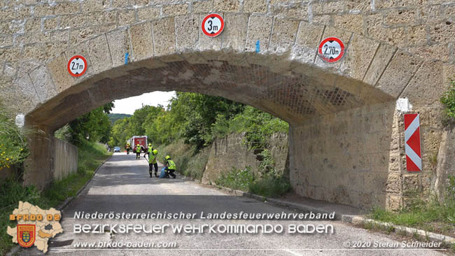 20200604 Klein Lkw prallt gegen Wasserleitung-Unterführung in Pfaffstätten  Foto: © Stefan Schneider BFK Baden