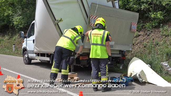 20200604 Klein Lkw prallt gegen Wasserleitung-Unterführung in Pfaffstätten  Foto: © Stefan Schneider BFK Baden