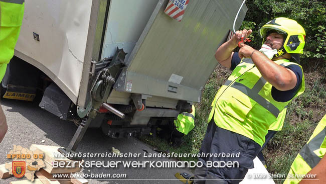 20200604 Klein Lkw prallt gegen Wasserleitung-Unterführung in Pfaffstätten  Foto: © Stefan Schneider BFK Baden