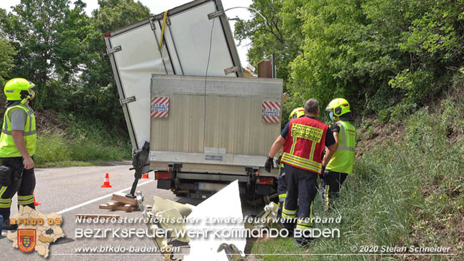 20200604 Klein Lkw prallt gegen Wasserleitung-Unterführung in Pfaffstätten  Foto: © Stefan Schneider BFK Baden
