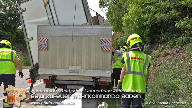20200604 Klein Lkw prallt gegen Wasserleitung-Unterführung in Pfaffstätten  Foto: © Stefan Schneider BFK Baden