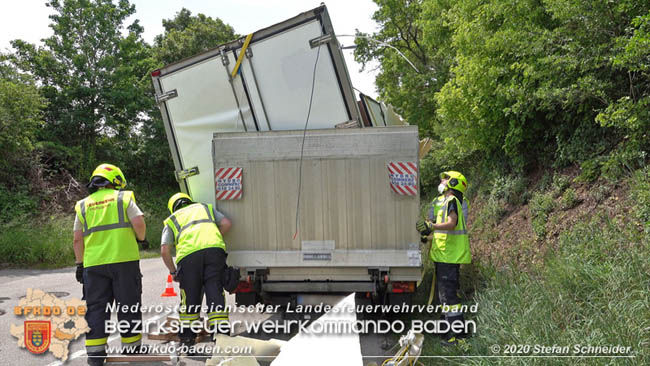20200604 Klein Lkw prallt gegen Wasserleitung-Unterführung in Pfaffstätten  Foto: © Stefan Schneider BFK Baden