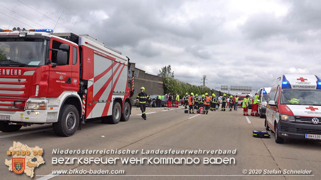 20200611 Verkehrsunfall mit 8 Verletzten auf der A2 bei Kottingbrunn RFB Süd   Foto: © Stefan Schneider BFK Baden