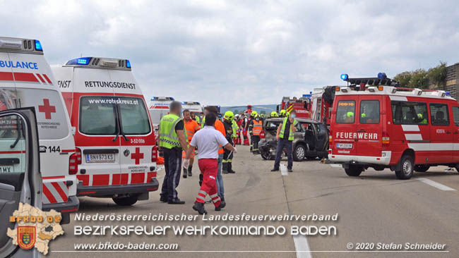 20200611 Verkehrsunfall mit 8 Verletzten auf der A2 bei Kottingbrunn RFB Süd   Foto: © Stefan Schneider BFK Baden