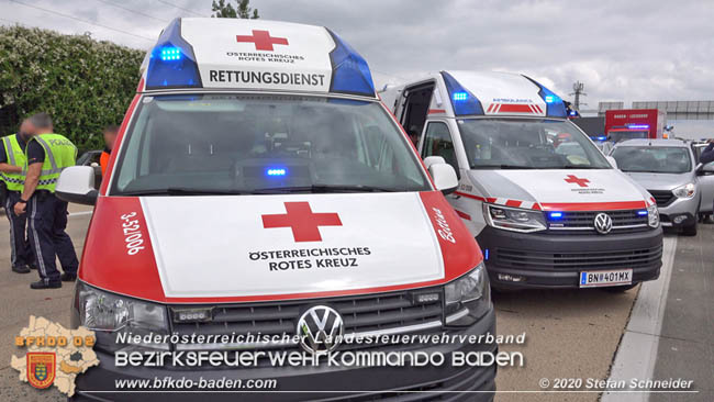 20200611 Verkehrsunfall mit 8 Verletzten auf der A2 bei Kottingbrunn RFB Süd   Foto: © Stefan Schneider BFK Baden