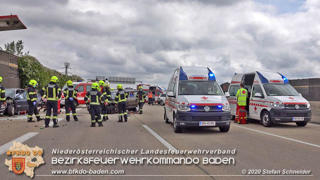 20200611 Verkehrsunfall mit 8 Verletzten auf der A2 bei Kottingbrunn RFB Süd   Foto: © Stefan Schneider BFK Baden