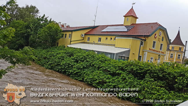 20200621 Hochwasserführende Schwechat im Stadtgebiet von Baden Fotos: © Stefan Schneider 20200621 Hochwasserführende Schwechat im Stadtgebiet von Baden Fotos: © Stefan Schneider