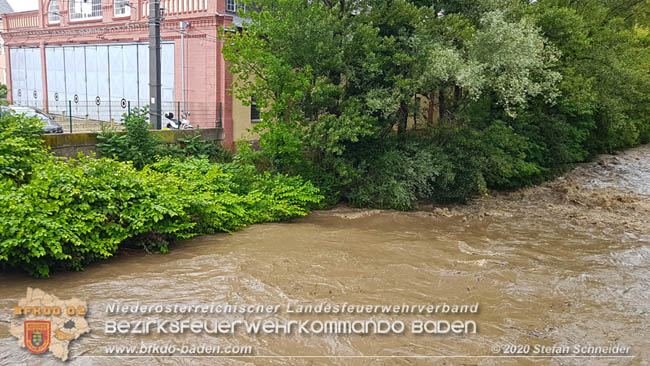 20200621 Hochwasserführende Schwechat im Stadtgebiet von Baden Fotos: © Stefan Schneider 20200621 Hochwasserführende Schwechat im Stadtgebiet von Baden Fotos: © Stefan Schneider