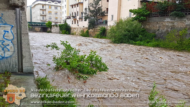 20200621 Hochwasserführende Schwechat im Stadtgebiet von Baden Fotos: © Stefan Schneider 20200621 Hochwasserführende Schwechat im Stadtgebiet von Baden Fotos: © Stefan Schneider