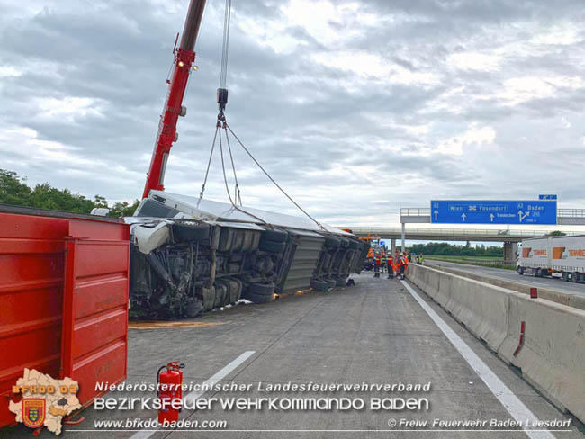 20200629 Verunfallter Lkw sorgte für Verkehrschaos auf der A2 bei Baden Fotos: © Georg Mrvka FF Baden-Leesdorf 20200629 Verunfallter Lkw sorgte für Verkehrschaos auf der A2 bei Baden Fotos: © Georg Mrvka FF Baden-Leesdorf