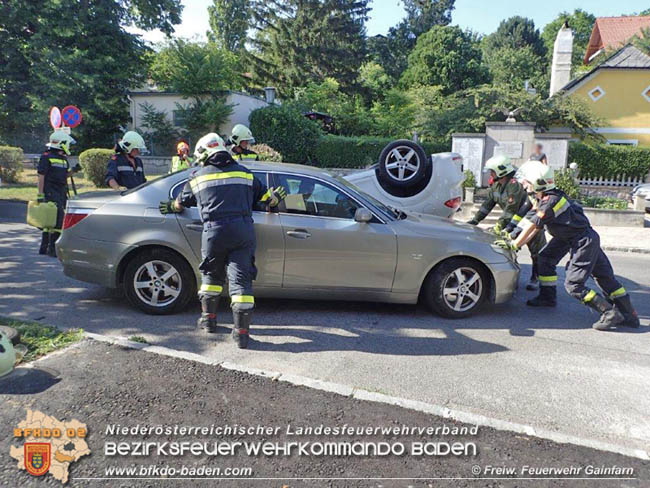 20200710 Spektakulärer Unfall im Ortsgebiet von Gainfarn  Fotos: © Freiwillige Feuerwehr Gainfarn