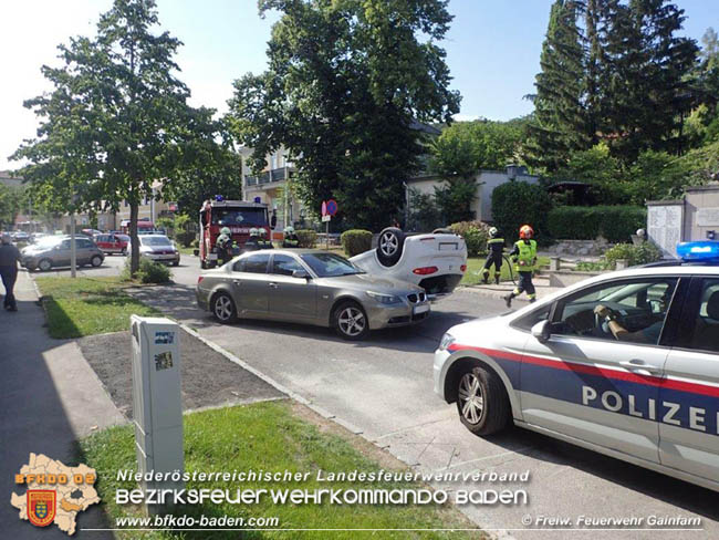 20200710 Spektakulärer Unfall im Ortsgebiet von Gainfarn  Fotos: © Freiwillige Feuerwehr Gainfarn