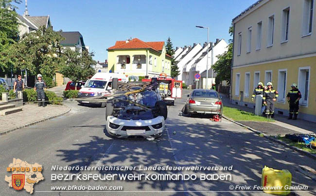 20200710 Spektakulärer Unfall im Ortsgebiet von Gainfarn  Fotos: © Freiwillige Feuerwehr Gainfarn
