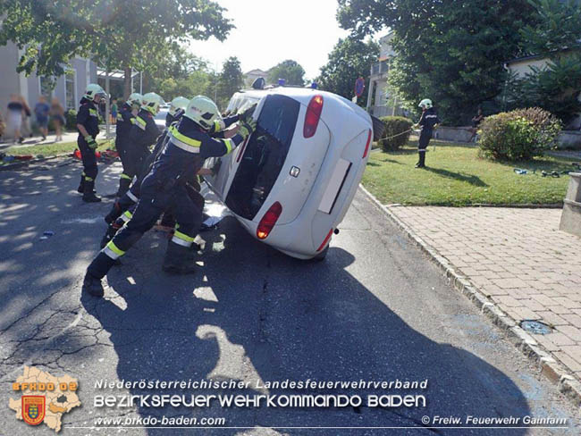 20200710 Spektakulärer Unfall im Ortsgebiet von Gainfarn  Fotos: © Freiwillige Feuerwehr Gainfarn