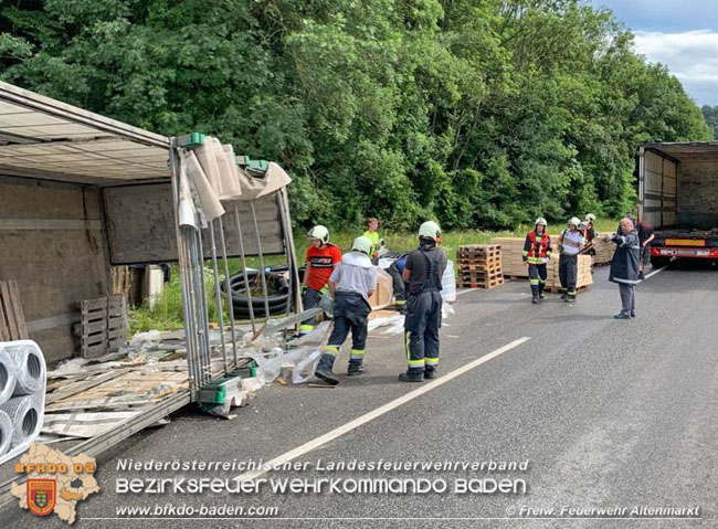 20200717 Umgestürzter Lkw Anhänger auf der LB18 zwischen Weissenbach und Altenmarkt a.d.Triesting Foto: © Freiwillige Feuerwehr Altenmarkt 20200717 Umgestürzter Lkw Anhänger auf der LB18 zwischen Weissenbach und Altenmarkt a.d.Triesting Foto: © Freiwillige Feuerwehr Altenmarkt