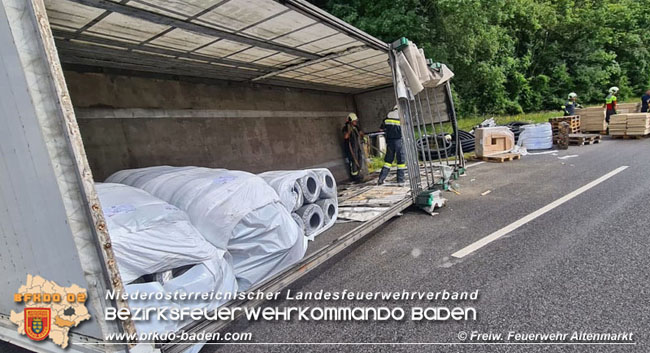 20200717 Umgestürzter Lkw Anhänger auf der LB18 zwischen Weissenbach und Altenmarkt a.d.Triesting Foto: © Freiwillige Feuerwehr Altenmarkt 20200717 Umgestürzter Lkw Anhänger auf der LB18 zwischen Weissenbach und Altenmarkt a.d.Triesting Foto: © Freiwillige Feuerwehr Altenmarkt
