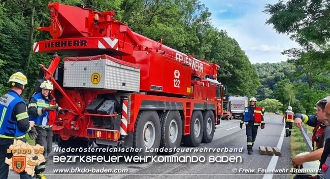 20200717 Umgestürzter Lkw Anhänger auf der LB18 zwischen Weissenbach und Altenmarkt a.d.Triesting Foto: © Freiwillige Feuerwehr Altenmarkt 20200717 Umgestürzter Lkw Anhänger auf der LB18 zwischen Weissenbach und Altenmarkt a.d.Triesting Foto: © Freiwillige Feuerwehr Altenmarkt