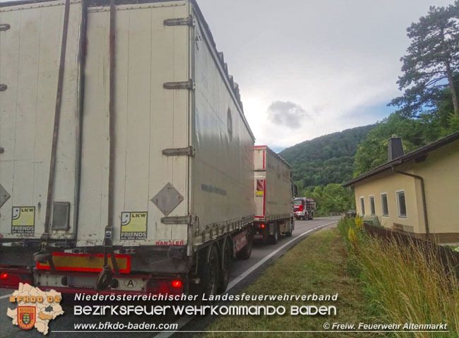 20200717 Umgestürzter Lkw Anhänger auf der LB18 zwischen Weissenbach und Altenmarkt a.d.Triesting Foto: © Freiwillige Feuerwehr Altenmarkt 20200717 Umgestürzter Lkw Anhänger auf der LB18 zwischen Weissenbach und Altenmarkt a.d.Triesting Foto: © Freiwillige Feuerwehr Altenmarkt